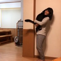 笑顔で猫を抱っこする女の子