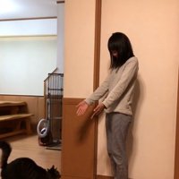 手を広げる女の子