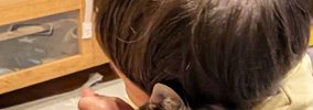 男の子に抱きしめられた猫→『表情』を見たら……笑ってしまう『まさかの…