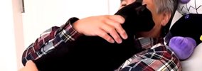 『赤ちゃんのころお世話してくれた人』が家に来た結果→黒猫が大喜びし…