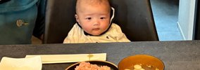 お食い初め中、赤ちゃんの『となりの席』を見ると……ほっこりする光景…