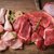 【獣医師監修】猫に生肉を与えるのはNG！種類別の危険性や食べてしまった場合の対処法