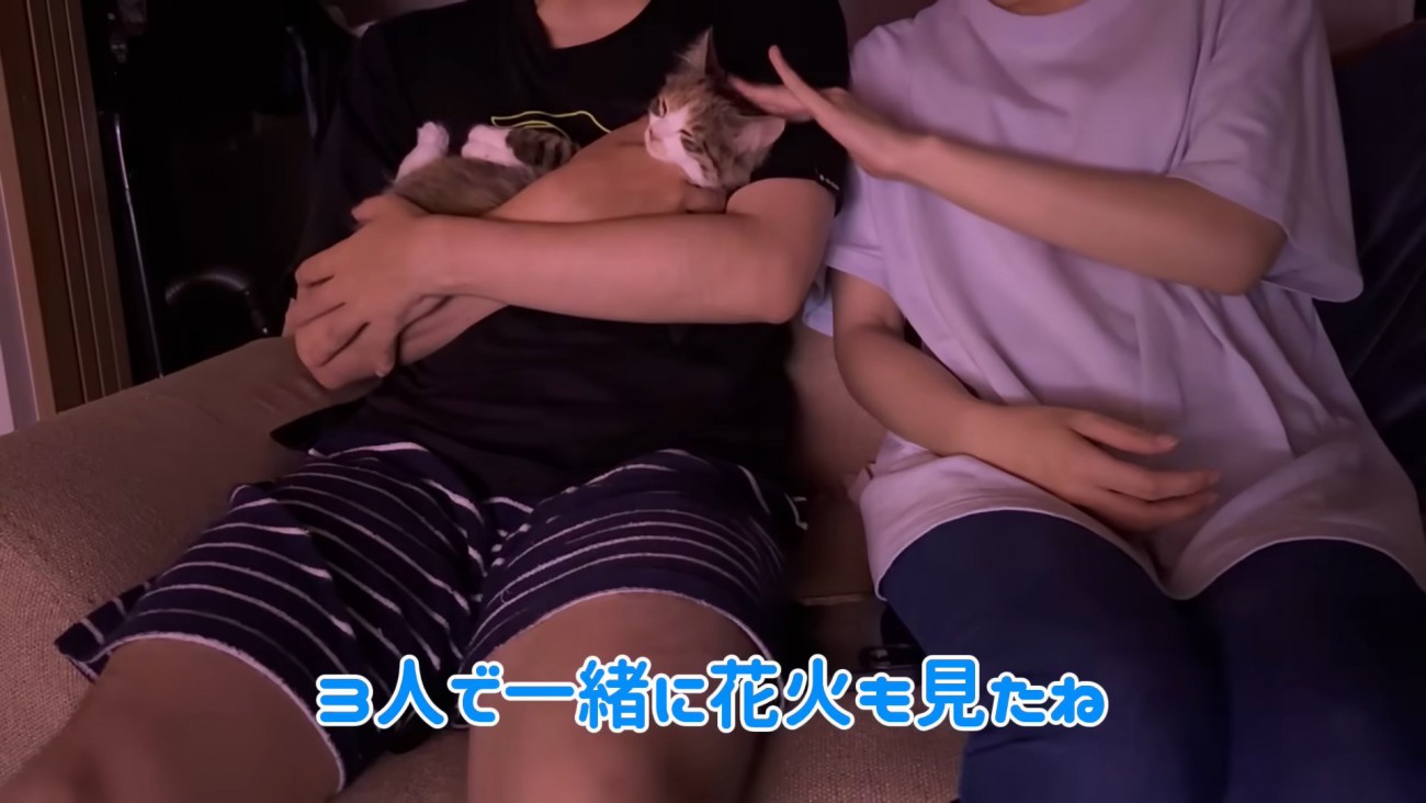 テロップ「3人で一緒に～」