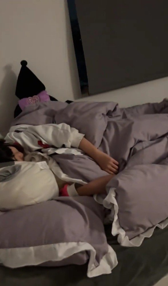 猫と寝る女の子