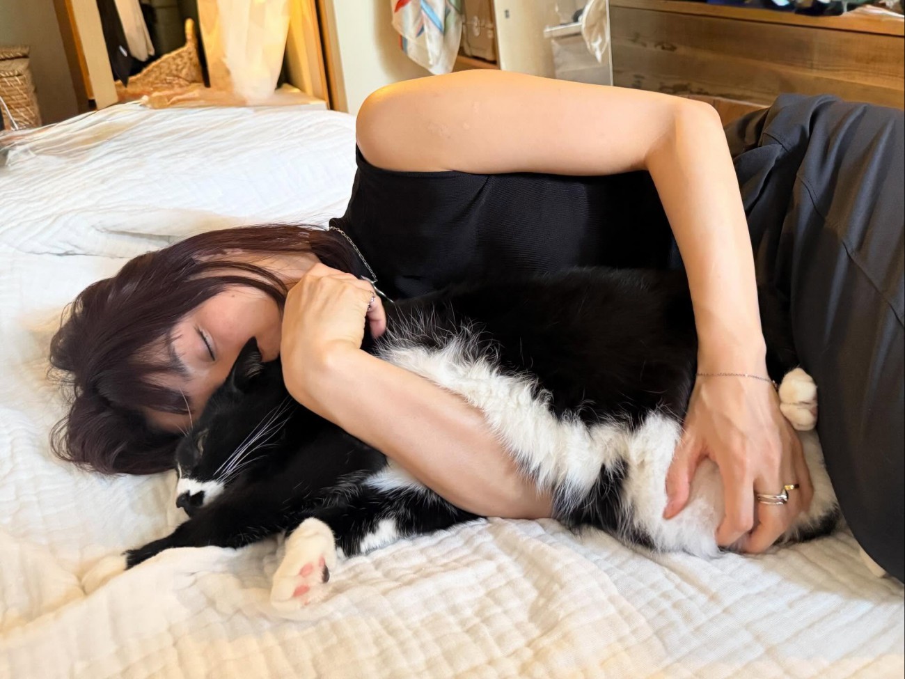 猫を抱く飼い主さん