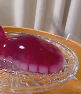 猫型ゼリーをスプーンで叩く飼い主