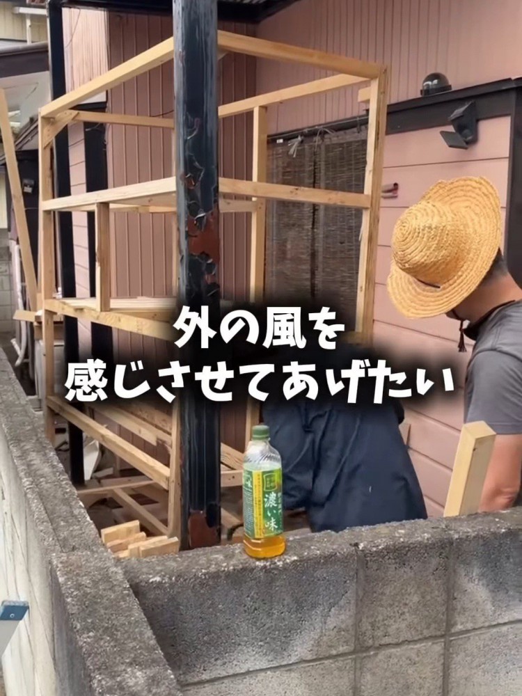 組み立てている人たち