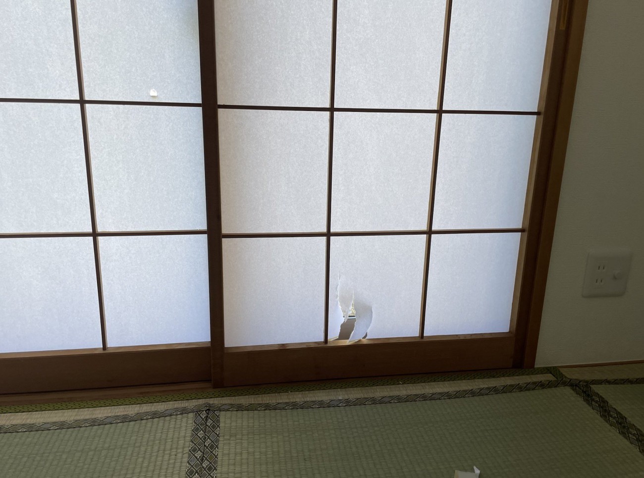 障子に開けられた小さな穴