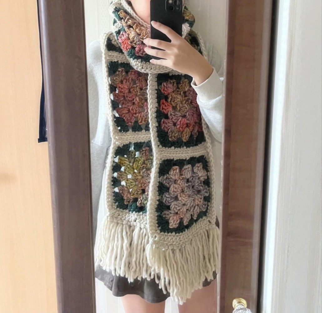 手編みのマフラーを巻いた女性