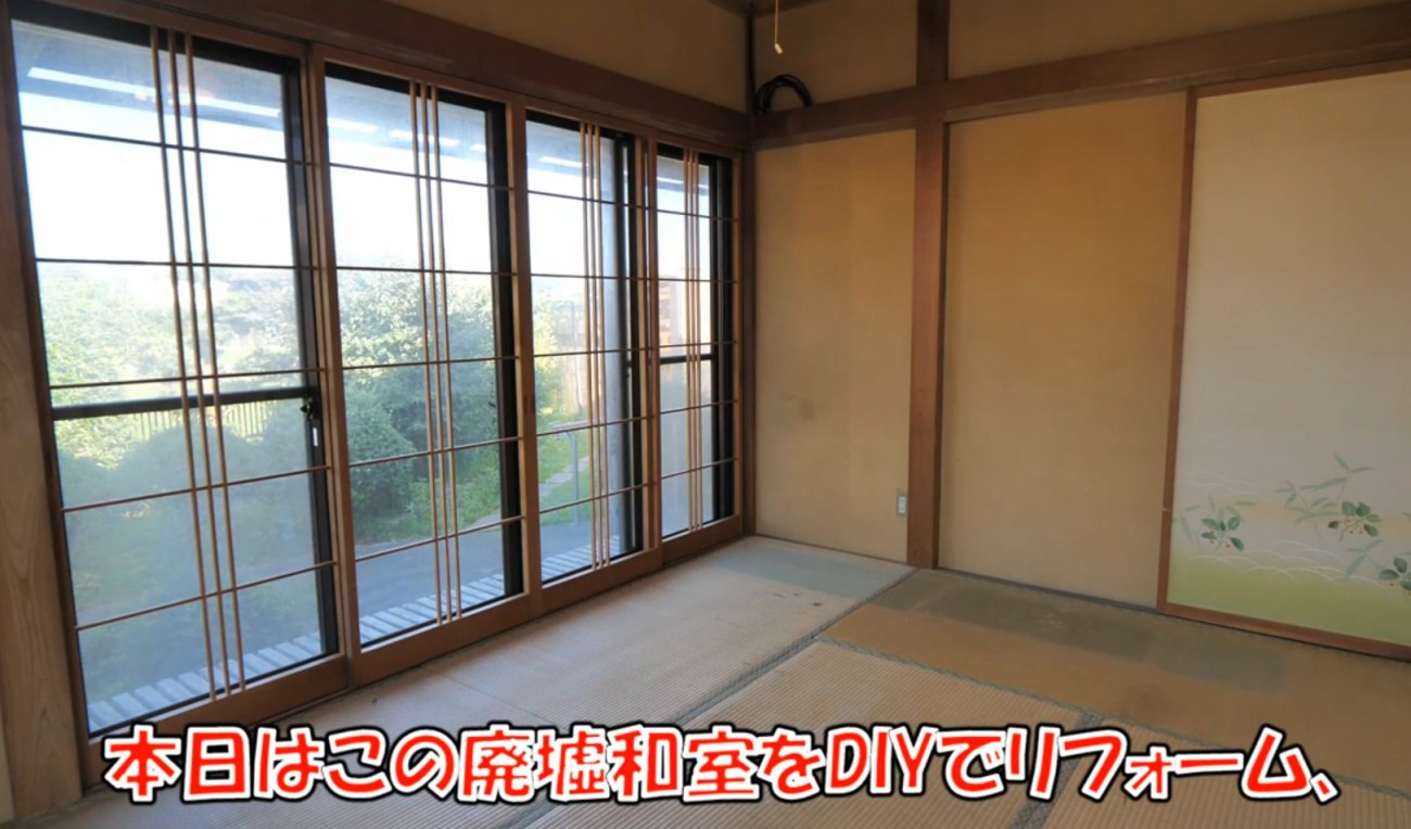 窓枠とふすまが写る和室（本日はこの廃墟和室をDIYでリフォーム、）