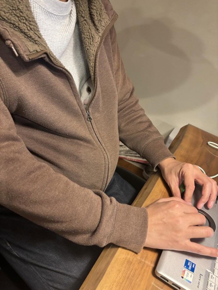 服の中から少し見える猫顔