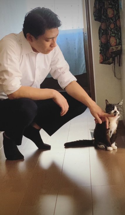 しゃがんだお兄ちゃんになでられるきいちゃん