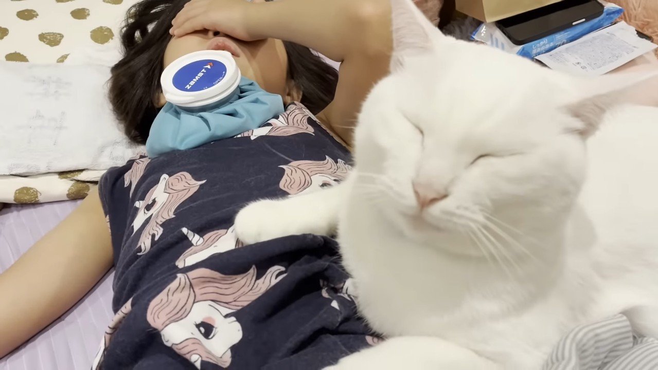 目を閉じてお腹の上に
