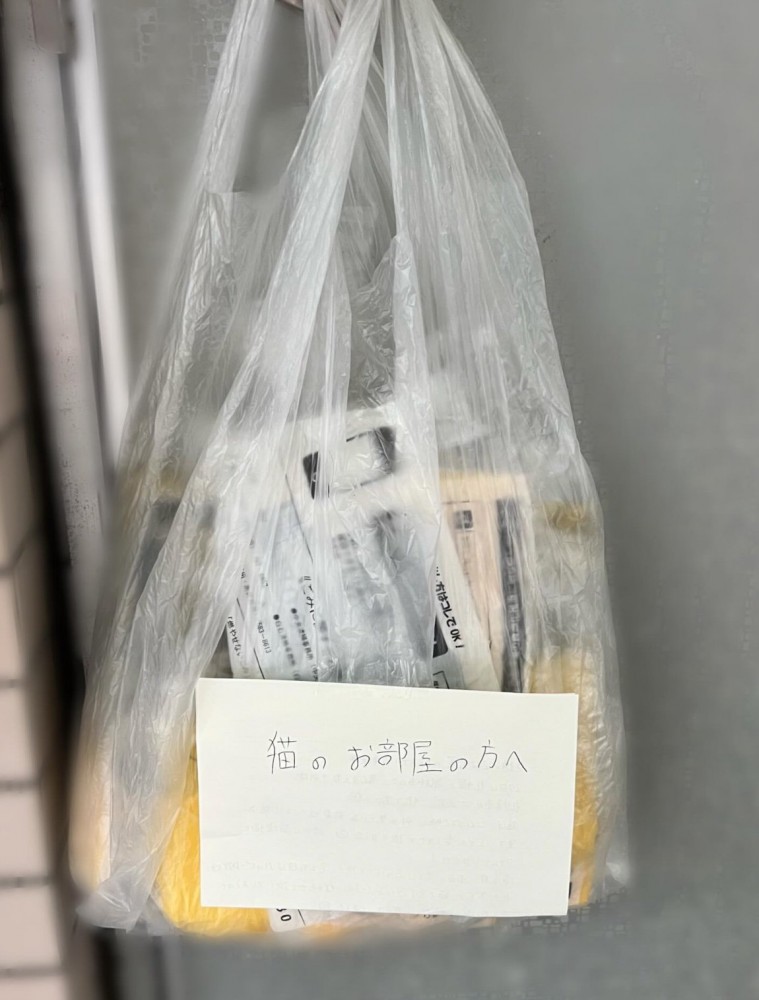 ドアノブにかかるゴミ袋