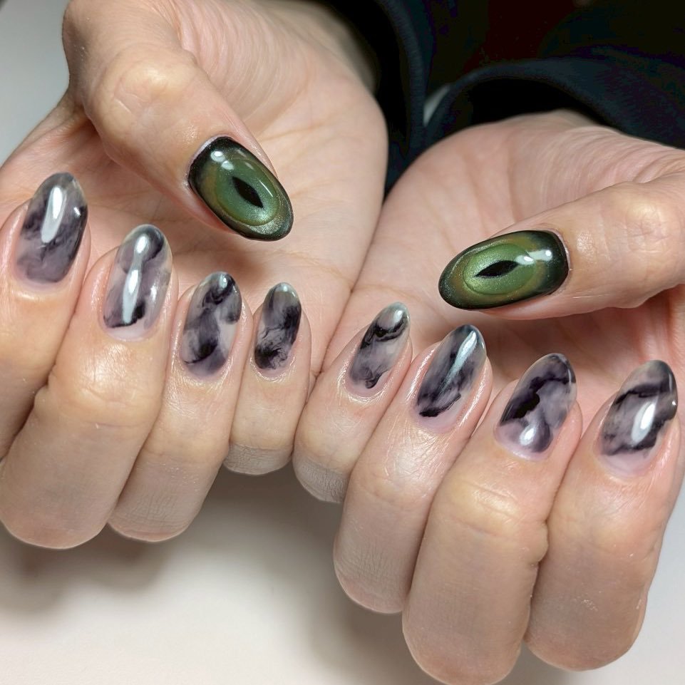 ネイルをカメラに向ける飼い主