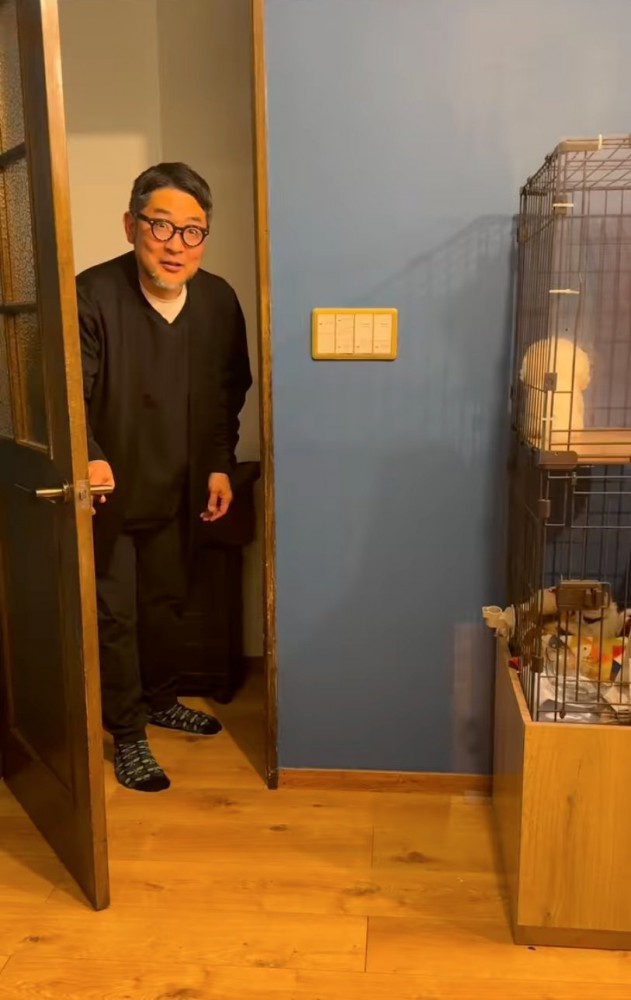 驚いた表情の男性