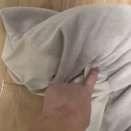 物体をつつく指