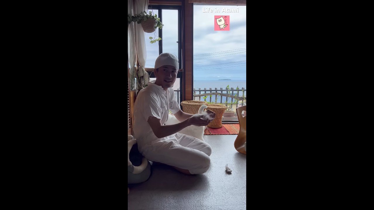 こちらを見るボブさん