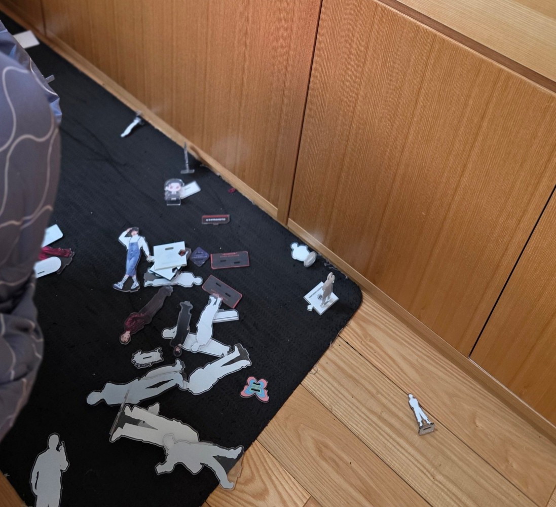 床に落ちたアクスタ