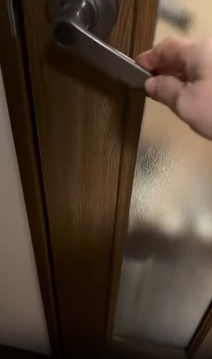 扉を開ける様子