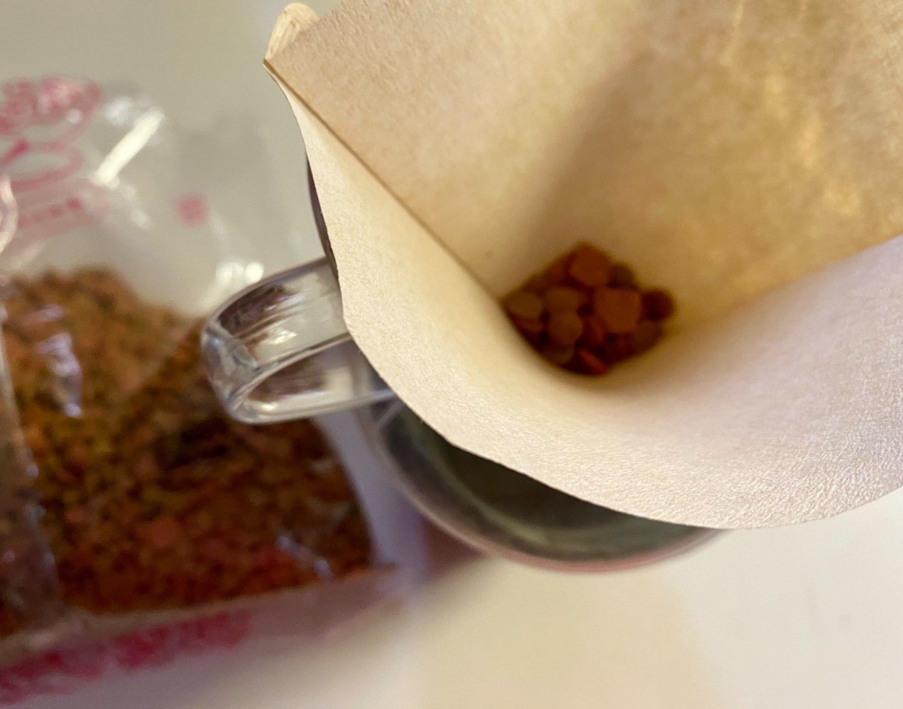 フィルターの中に猫の餌