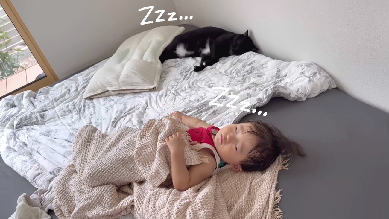 一緒に昼寝するふたり