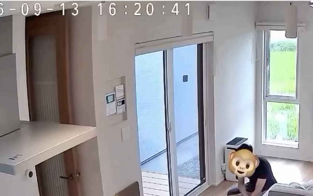 部屋で座る男性