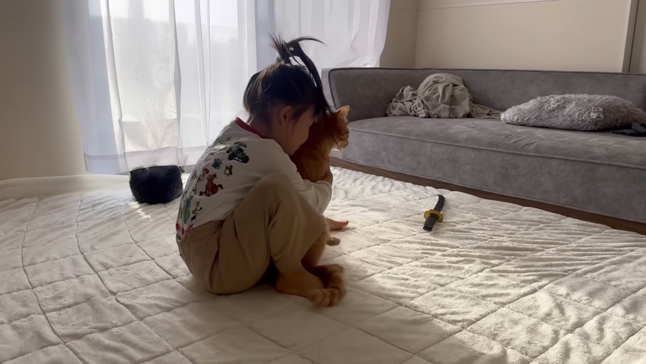 とらまるを抱きしめる娘さん