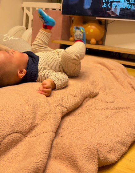 倒れ込む赤ちゃん