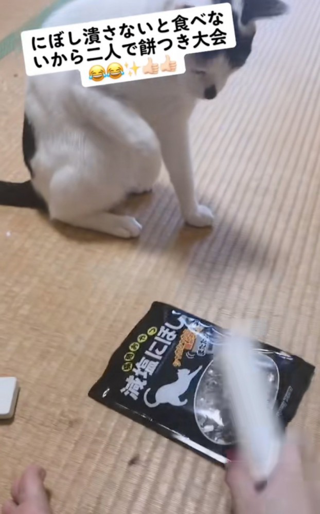 煮干しを麺棒で叩く