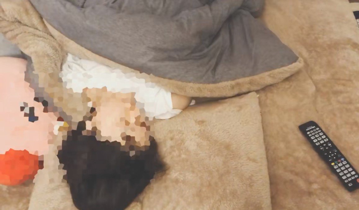 布団で寝る飼い主