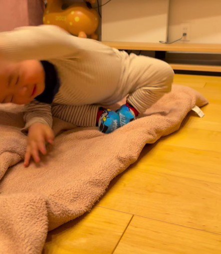 ずっこける赤ちゃん