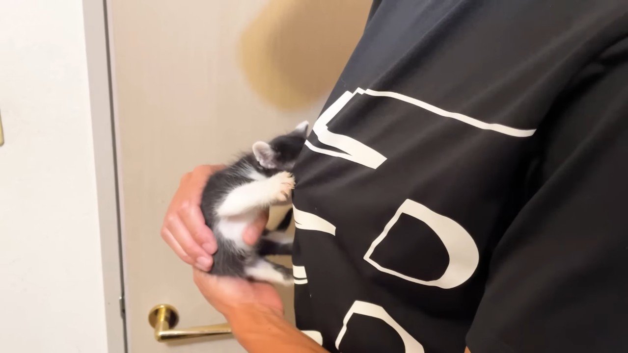 服を引っ張って