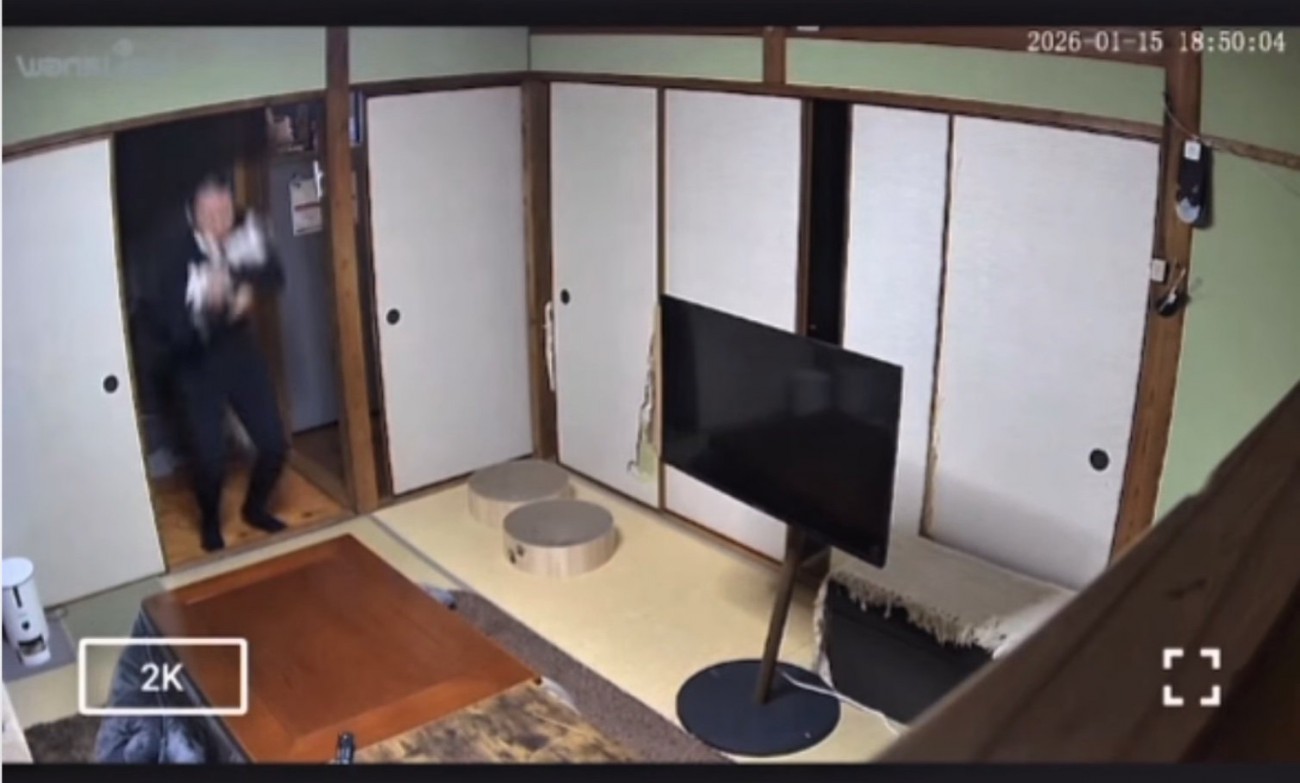 謎のステップで頭をぶつける男性