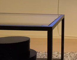 猫が見つめているテーブル