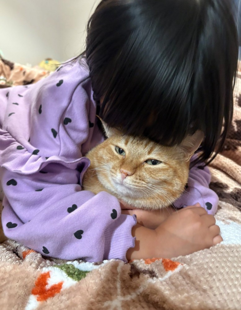 頭の匂いを嗅ぐ女の子