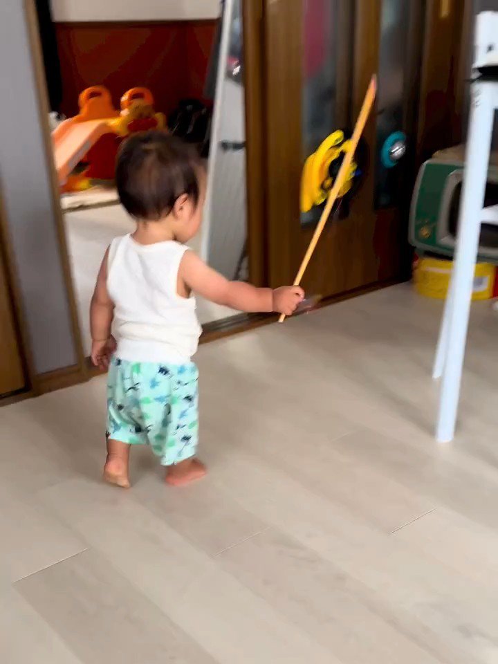 猫じゃらしを持つ子ども