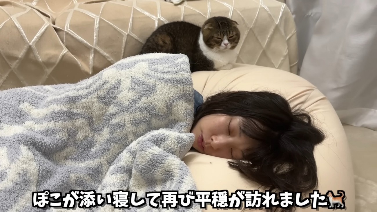 添い寝するぽこ太郎くん