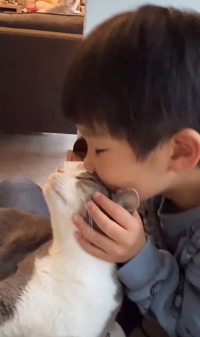 猫吸いをする子供