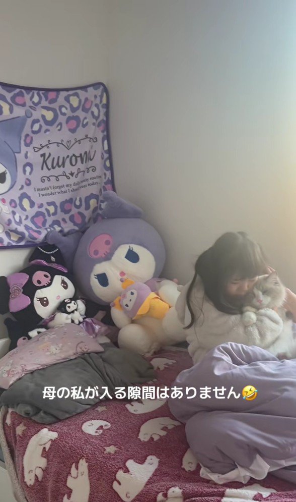 猫を抱きしめる女の子