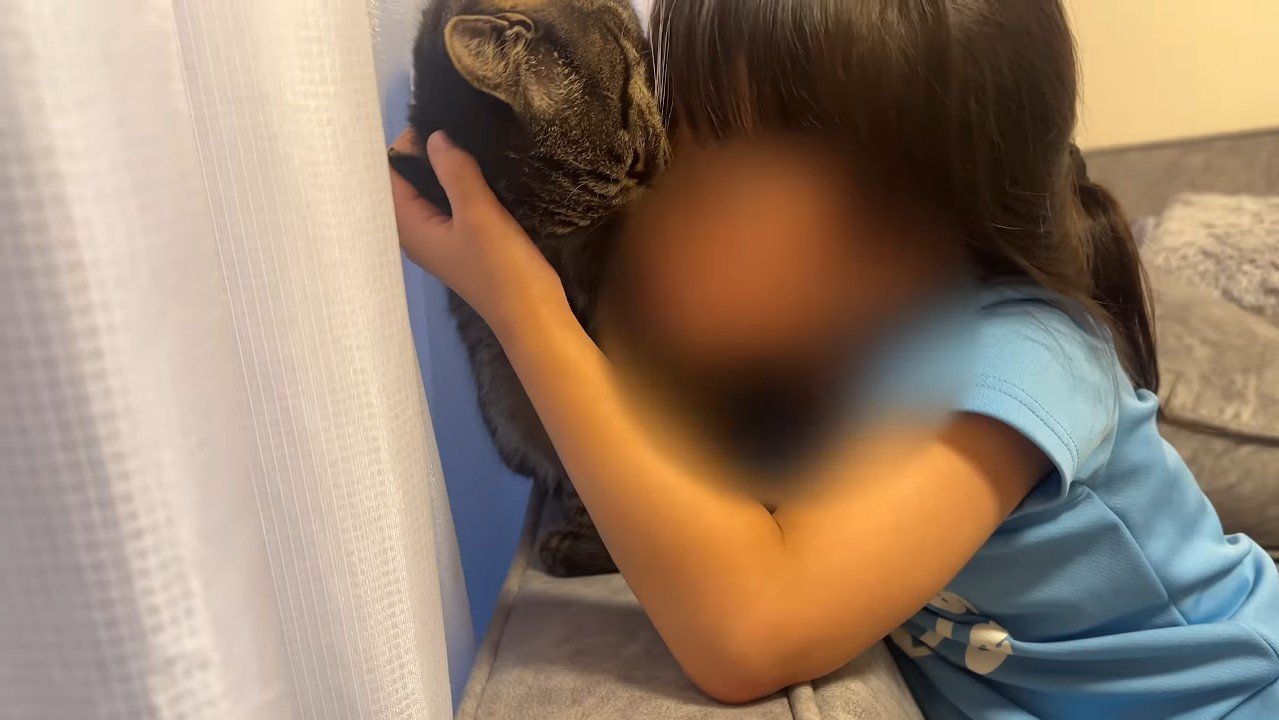 顔を寄せるふたり