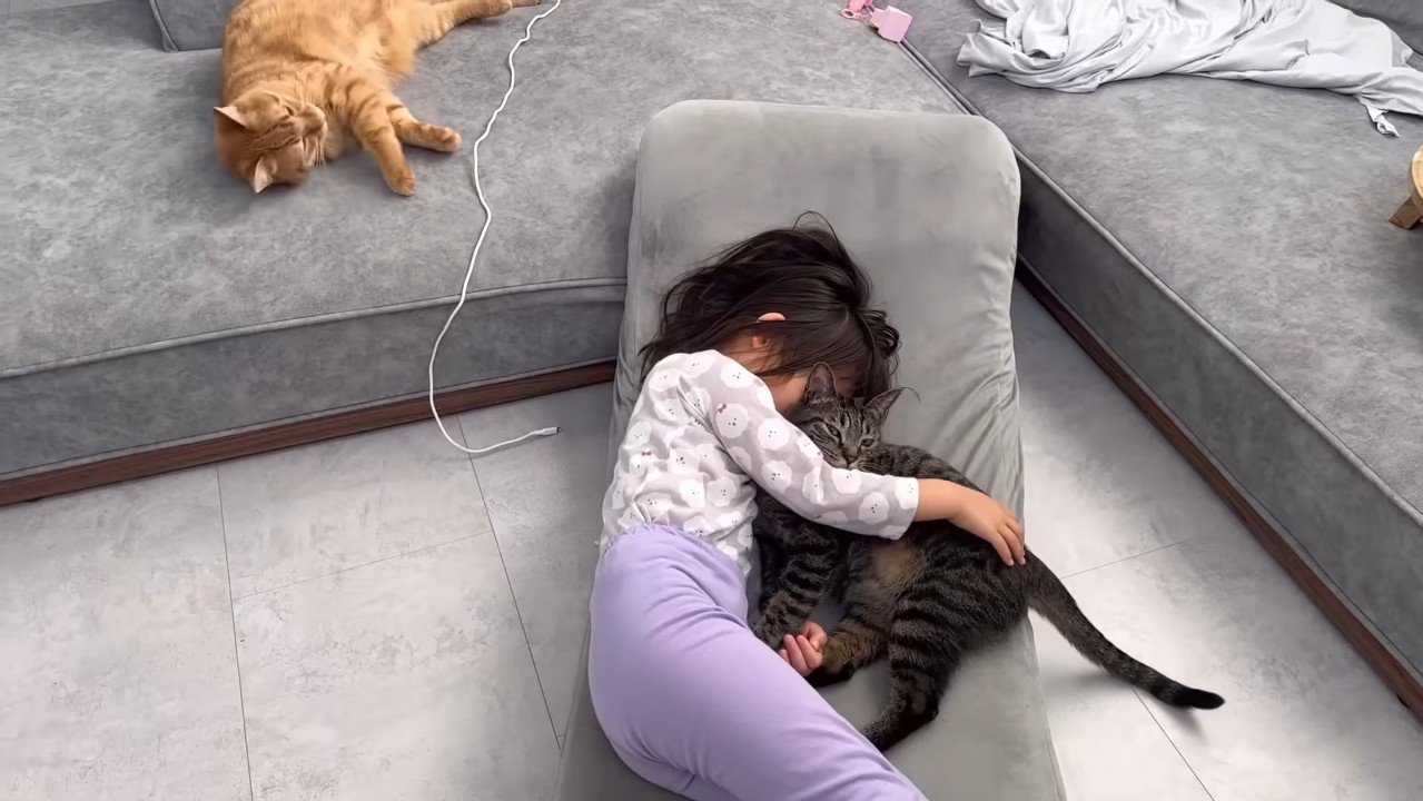 抱き合うふたり