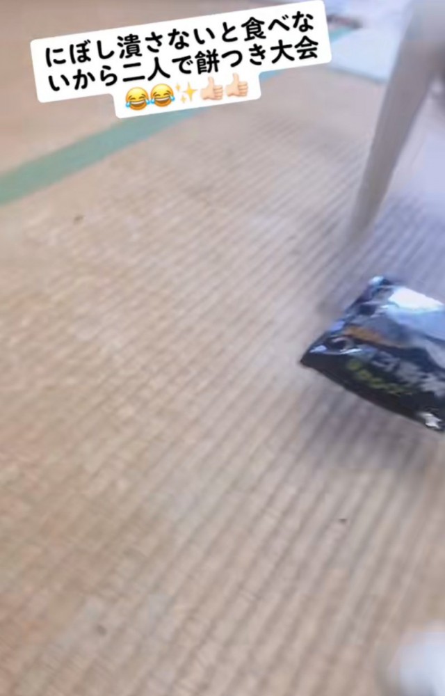 麺棒で煮干しを近づける