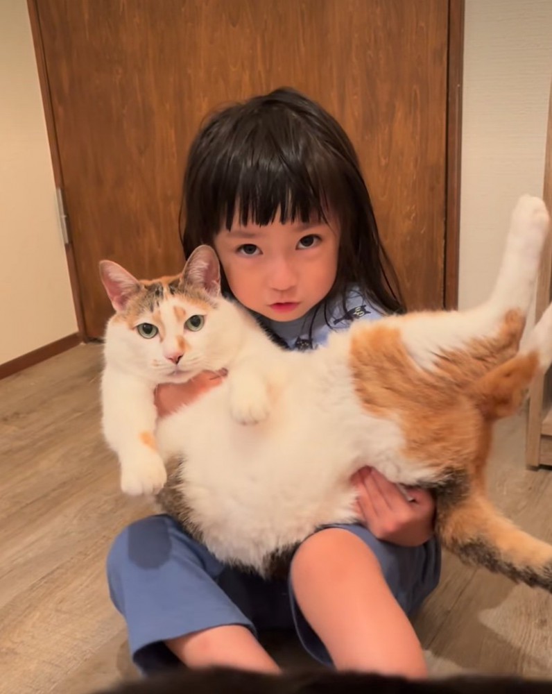 抱っこしようとする女の子