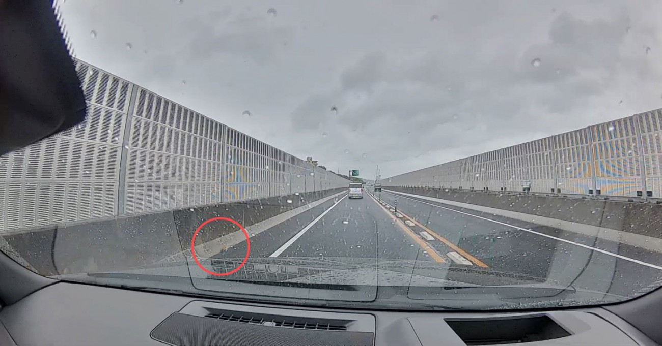 道路の端の赤い丸