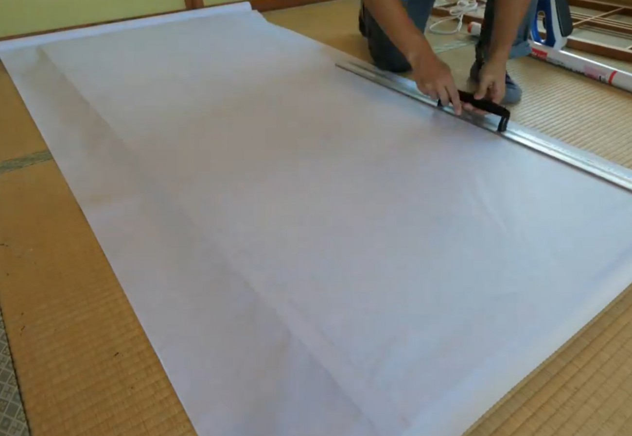 障子の貼り替え作業