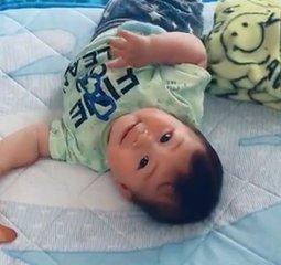 カメラ目線の赤ちゃんのアップ