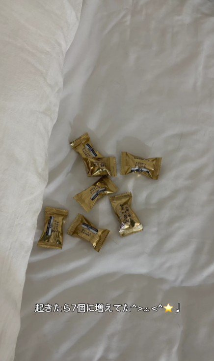 ベッドの上の飴