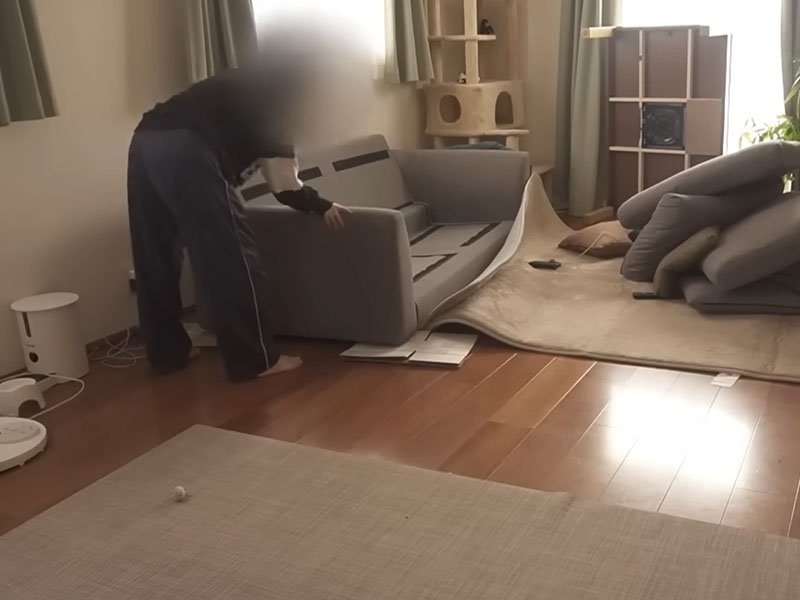 ソファを動かす人