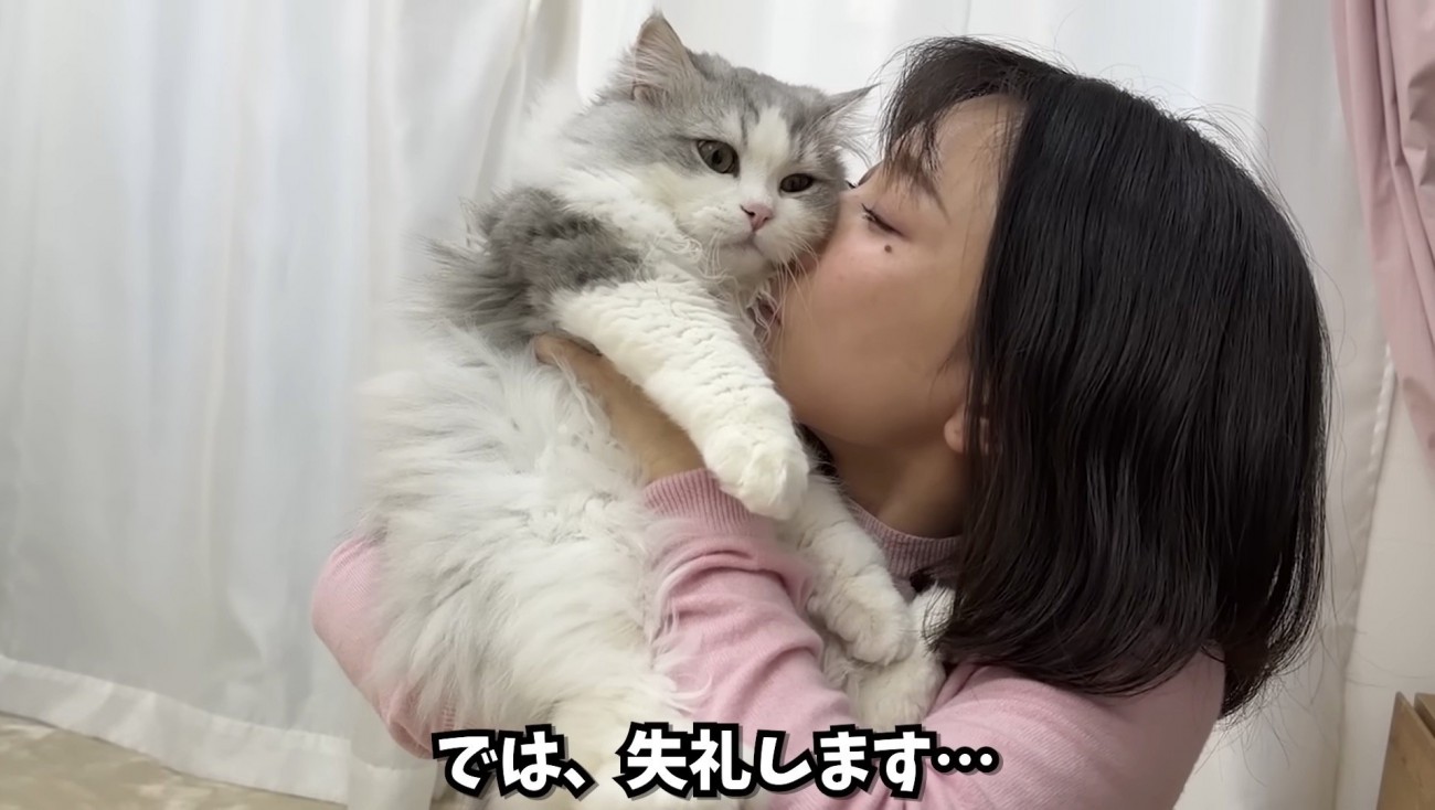 猫吸いしているママさん